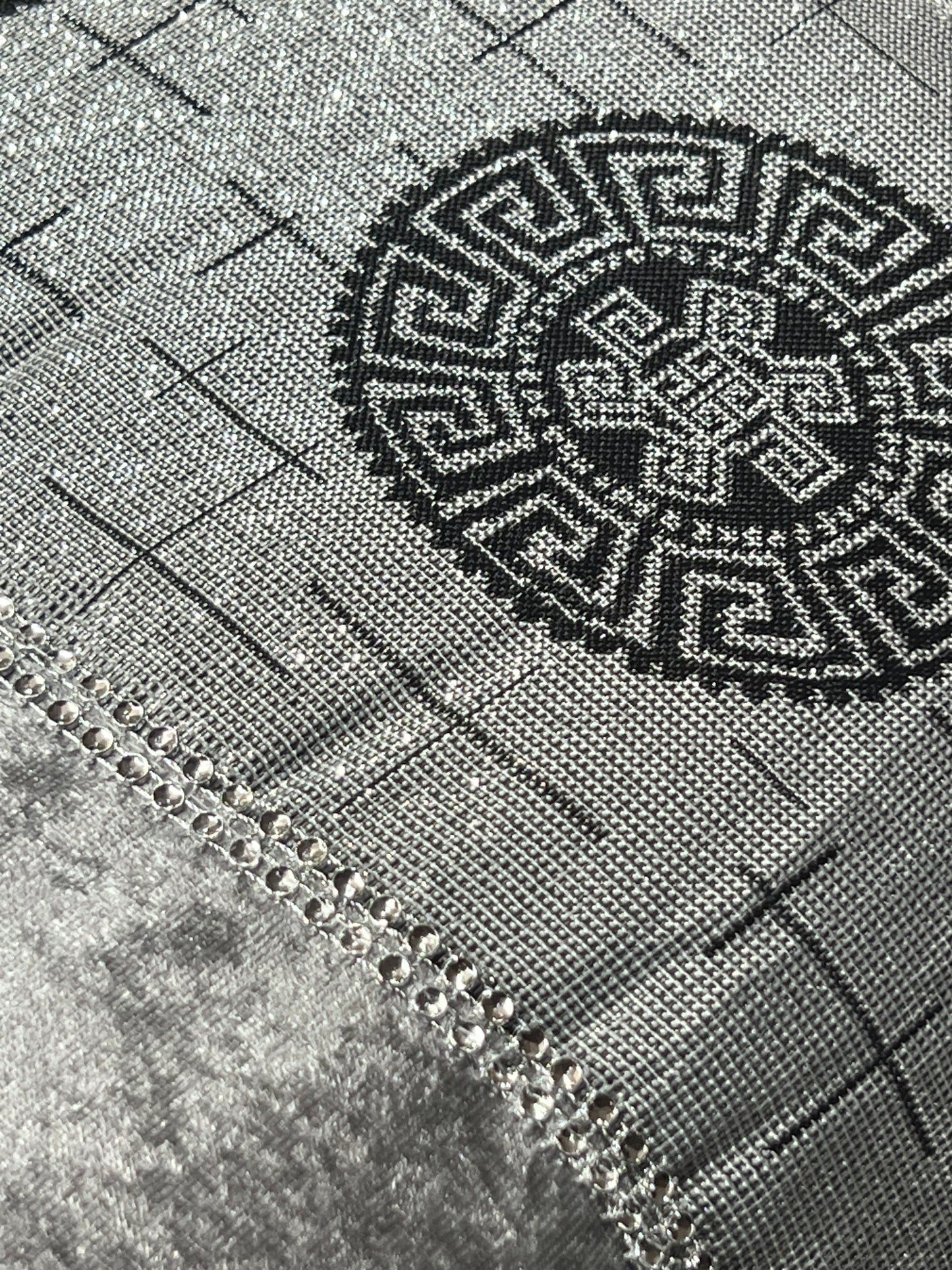 🏯 Colcha TOQUIO Elegante – Conjunto Decorativo con Tres Almohadas, 250 x 260 cm - COLOR GRIS OSCURO