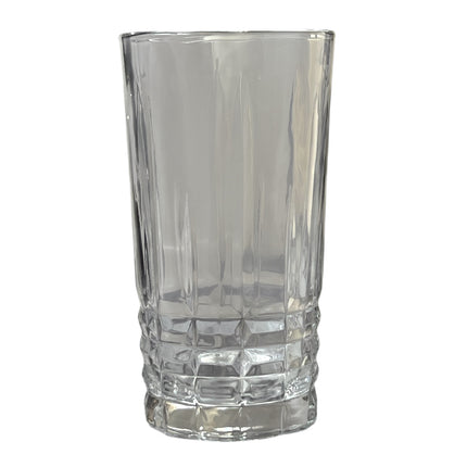 Conjunto de copos em cristal lapidado — 12 peças que aliam estilo e durabilidade.