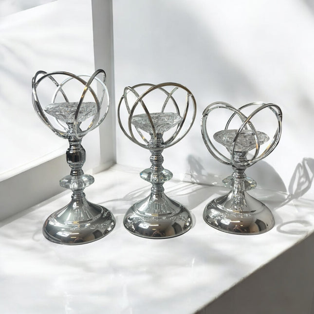 Conjunto de 3 castiçais decorativos em metal banhado a ouro com ponta de cristal lapidado.