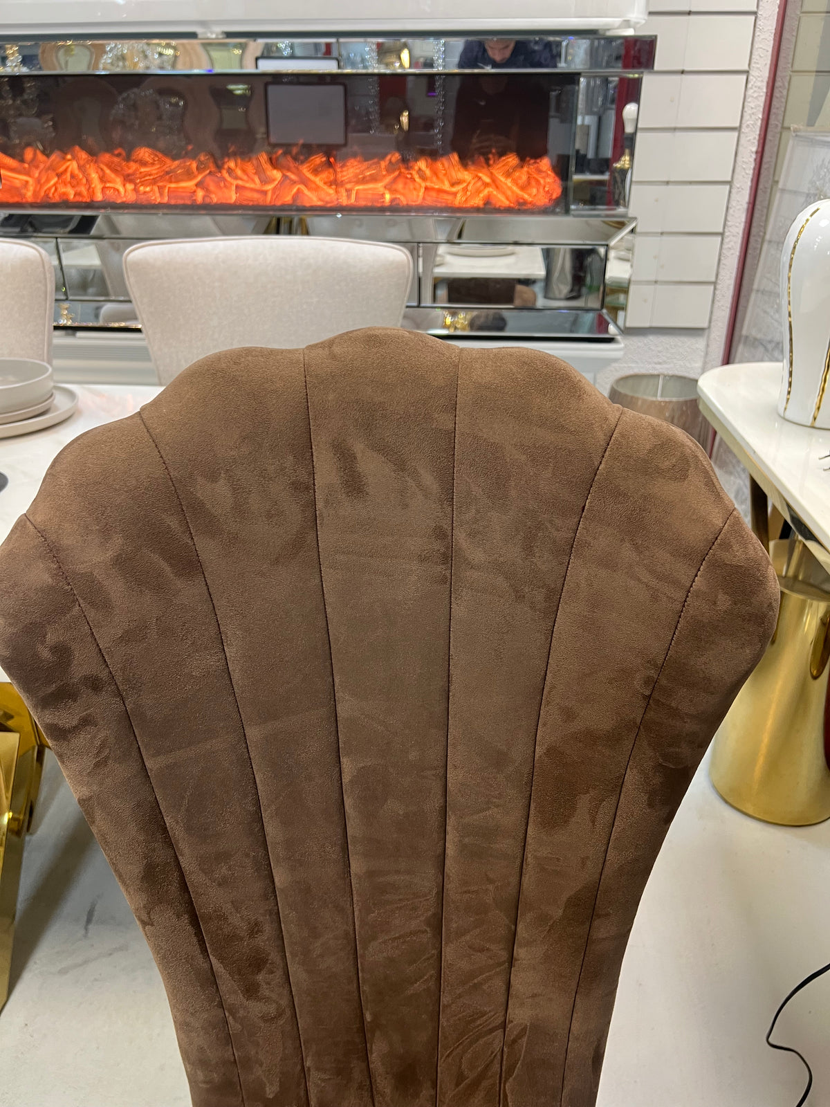 Silla Rey de terciopelo marrón con patas doradas