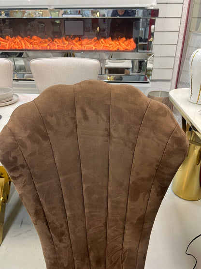 Silla Rey de terciopelo marrón con patas doradas