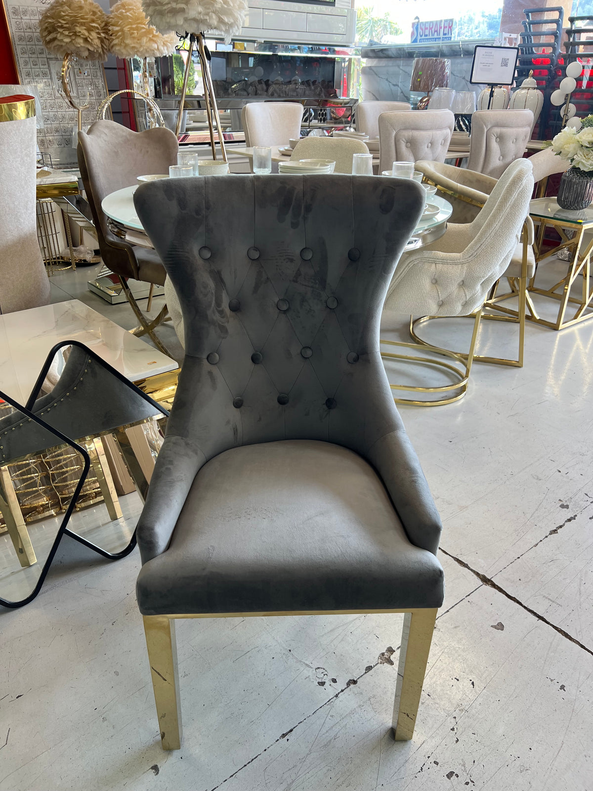 ✨ Silla MODELO leon tapizada gris oscuro con acabado dorado– Elegancia moderna para tu hogar ✨