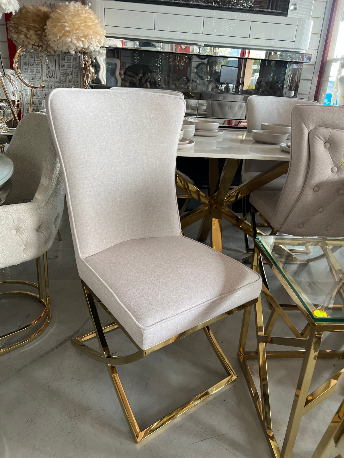 ✨ Silla MODELO CAPITONIO tapizada beige con acabado dorado – Elegancia moderna para tu hogar ✨