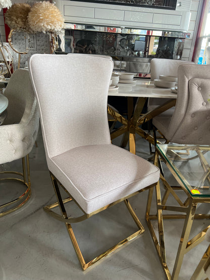 ✨ Silla MODELO CAPITONIO tapizada beige con acabado dorado – Elegancia moderna para tu hogar ✨