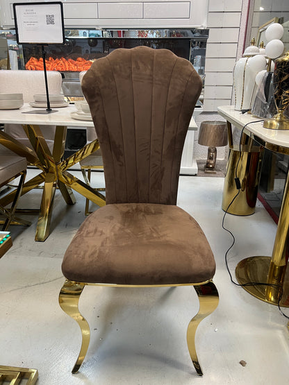Silla Rey de terciopelo marrón con patas doradas