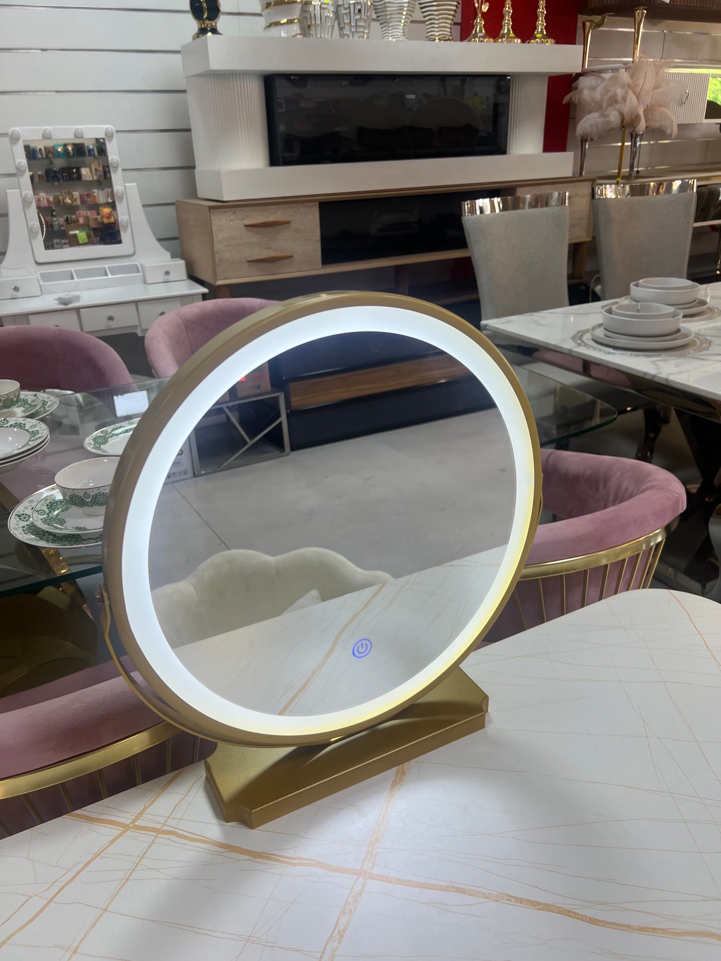 Tocador elegante con silla y espejo led blanco y dorado