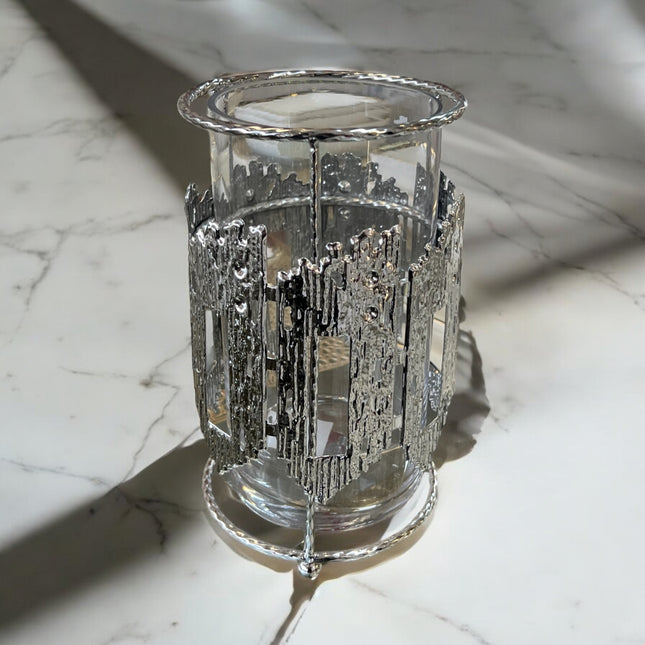 Portavelas de Cristal con Estructura Metálica Plateada – Estilo Moderno y Elegante