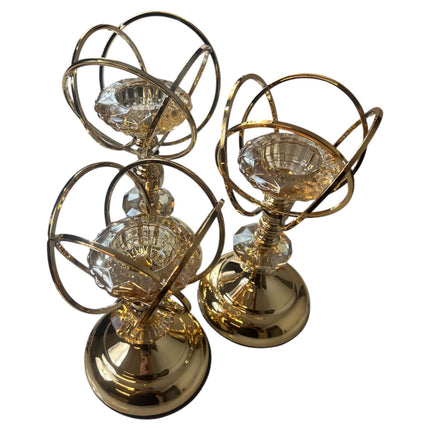 Conjunto de 3 castiçais decorativos em metal banhado a ouro com ponta de cristal lapidado.