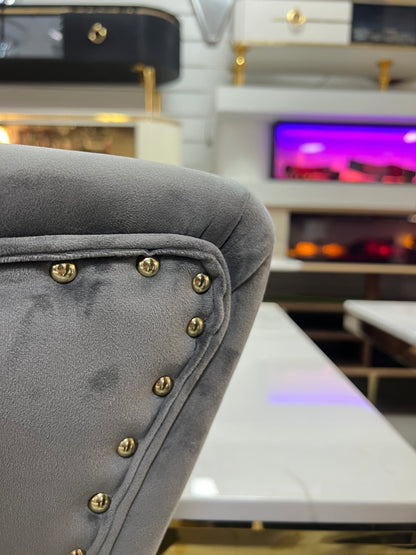 Silla León · Capitoné y detalles dorados