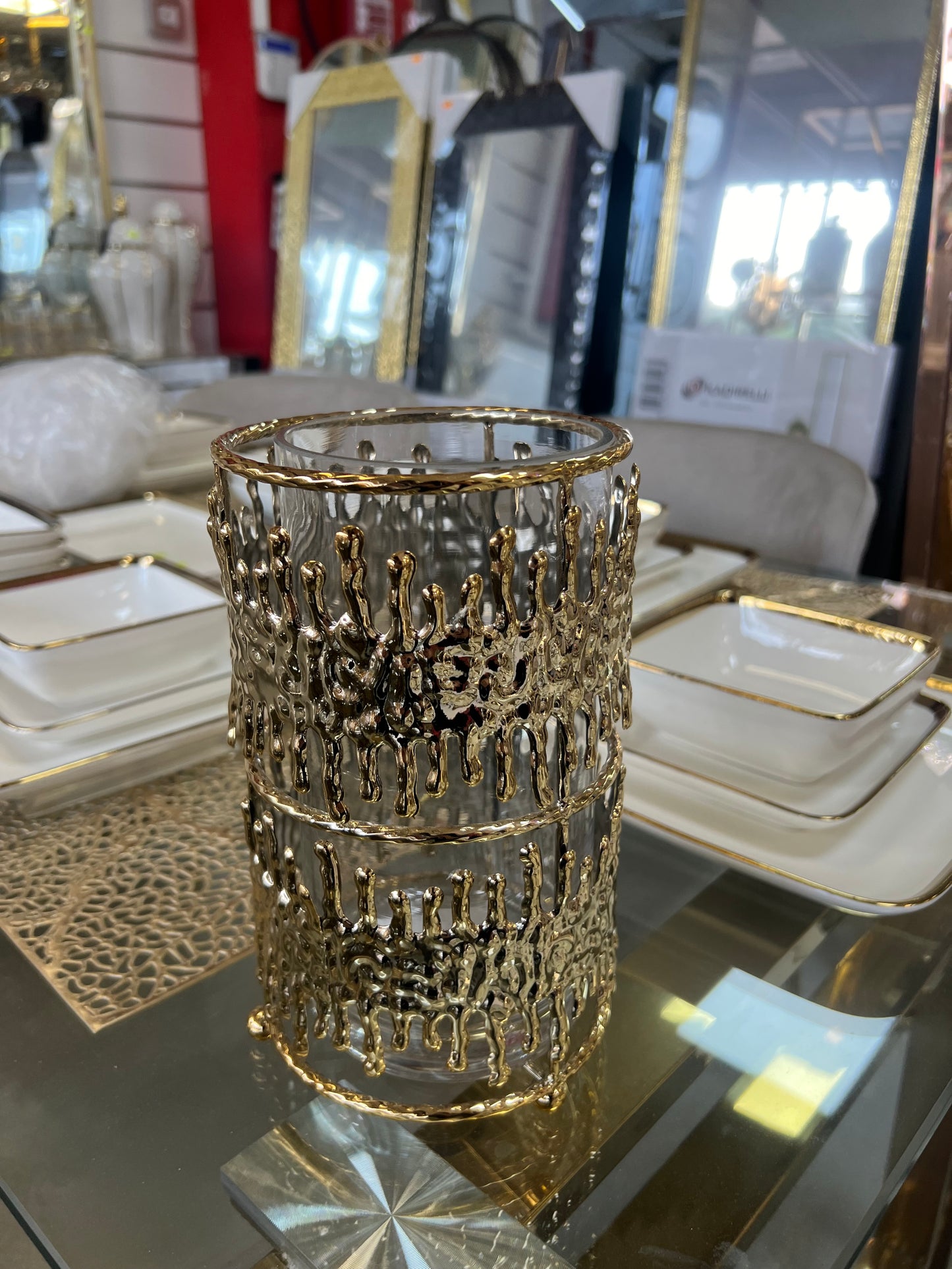 Portavelas cilíndrico decorado con cadenas doradas
