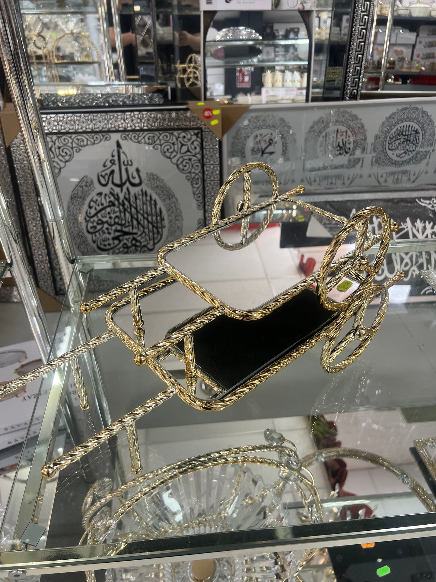 Carrito decorativo dorado con ruedas