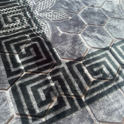 Tapete clássico cinzento com rebordo preto, de inspiração oriental – estilo árabe.