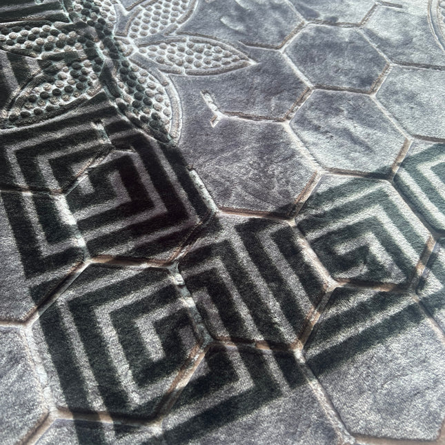 Tapete clássico cinzento com rebordo preto, de inspiração oriental – estilo árabe.