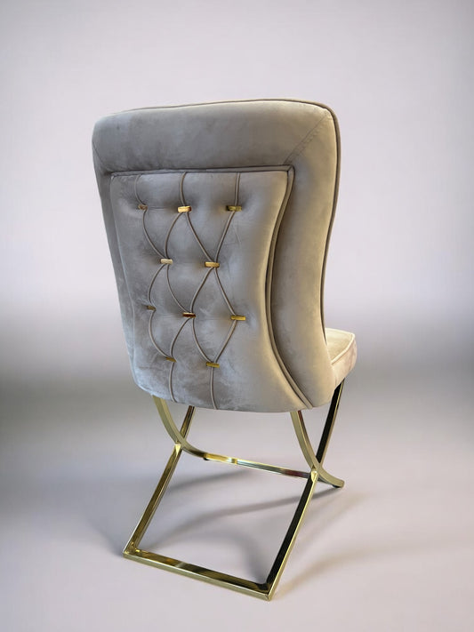 Cadeira de Jantar de Luxo Modelo "Clover V-03" - Estofamento Bege V-03 e Pernas Douradas ✨