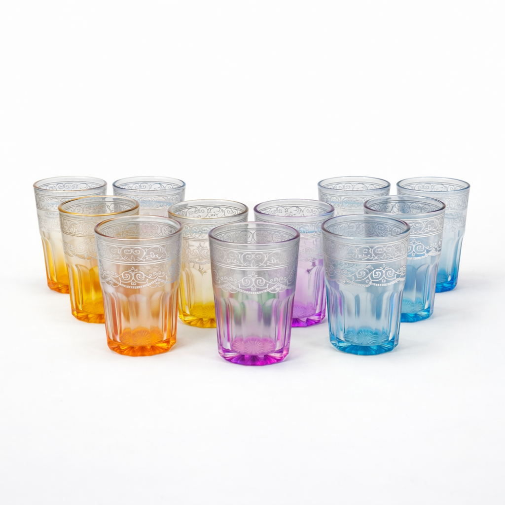 Conjunto de 12 copos em vidro com cores degradé e estampado floral.