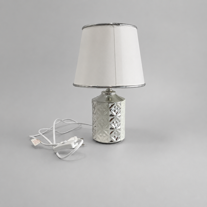 ✨ Lámpara de Mesa Decorativa Blanca con Acabado Metálico – Dorada o Plateada