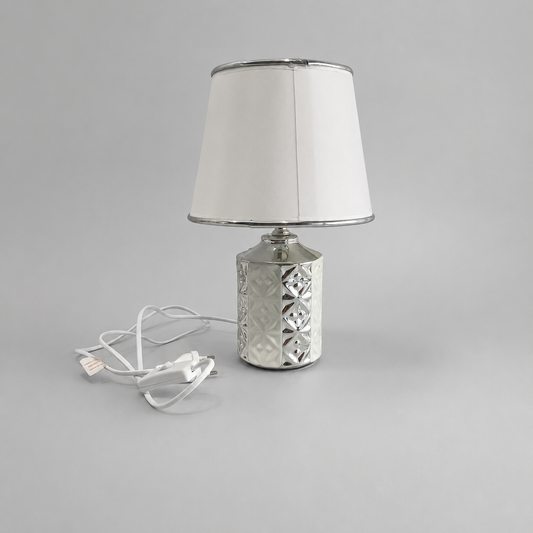 ✨ Lámpara de Mesa Decorativa Blanca con Acabado Metálico – Dorada o Plateada