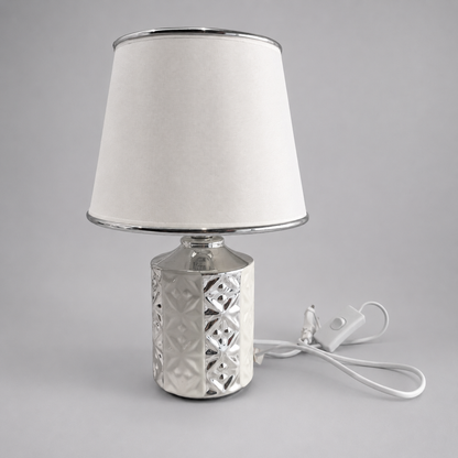 ✨ Lámpara de Mesa Decorativa Blanca con Acabado Metálico – Dorada o Plateada