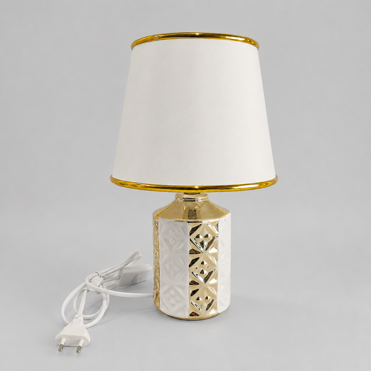 ✨ Lámpara de Mesa Decorativa Blanca con Acabado Metálico – Dorada o Plateada