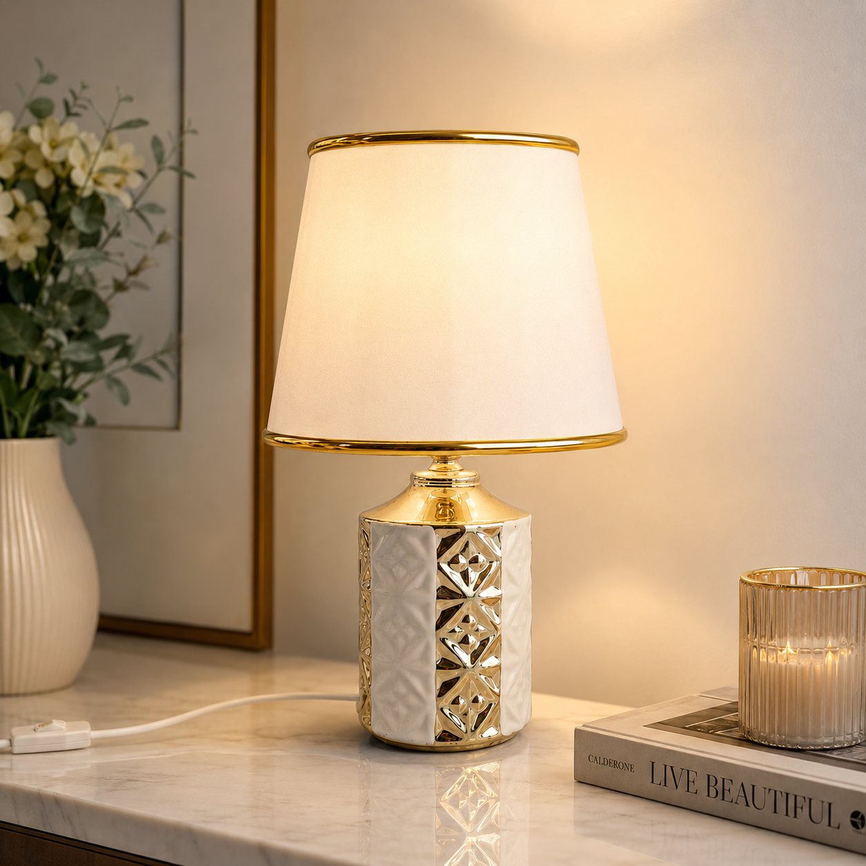 ✨ Lámpara de Mesa Decorativa Blanca con Acabado Metálico – Dorada o Plateada