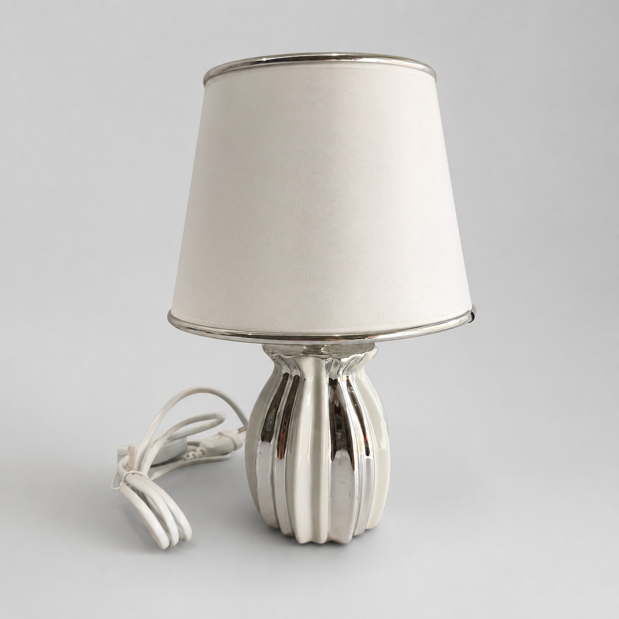 ✨ Lámpara de Mesa Decorativa Blanca con Acabado Metálico – Dorada o Plateada