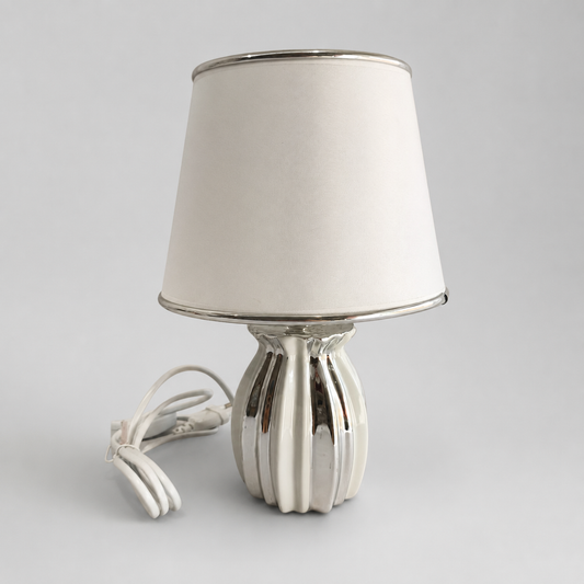 ✨ Lámpara de Mesa Decorativa Blanca con Acabado Metálico – Dorada o Plateada
