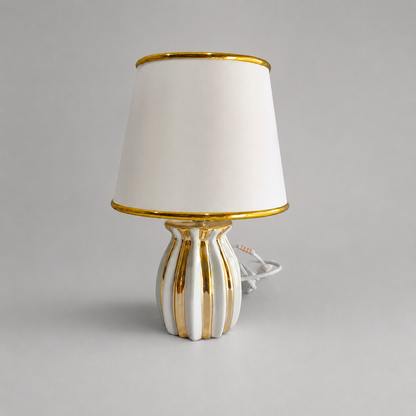 ✨ Lámpara de Mesa Decorativa Blanca con Acabado Metálico – Dorada o Plateada