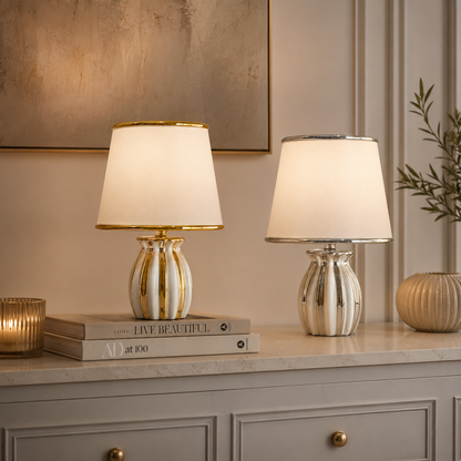 ✨ Lámpara de Mesa Decorativa Blanca con Acabado Metálico – Dorada o Plateada