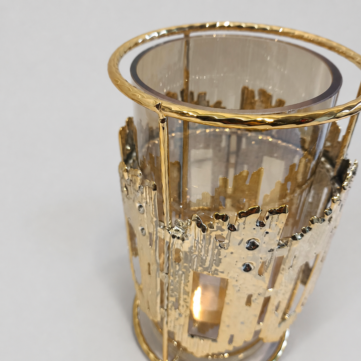 Portavelas Decorativo de Cristal Ámbar con Estructura Dorada y Plateada