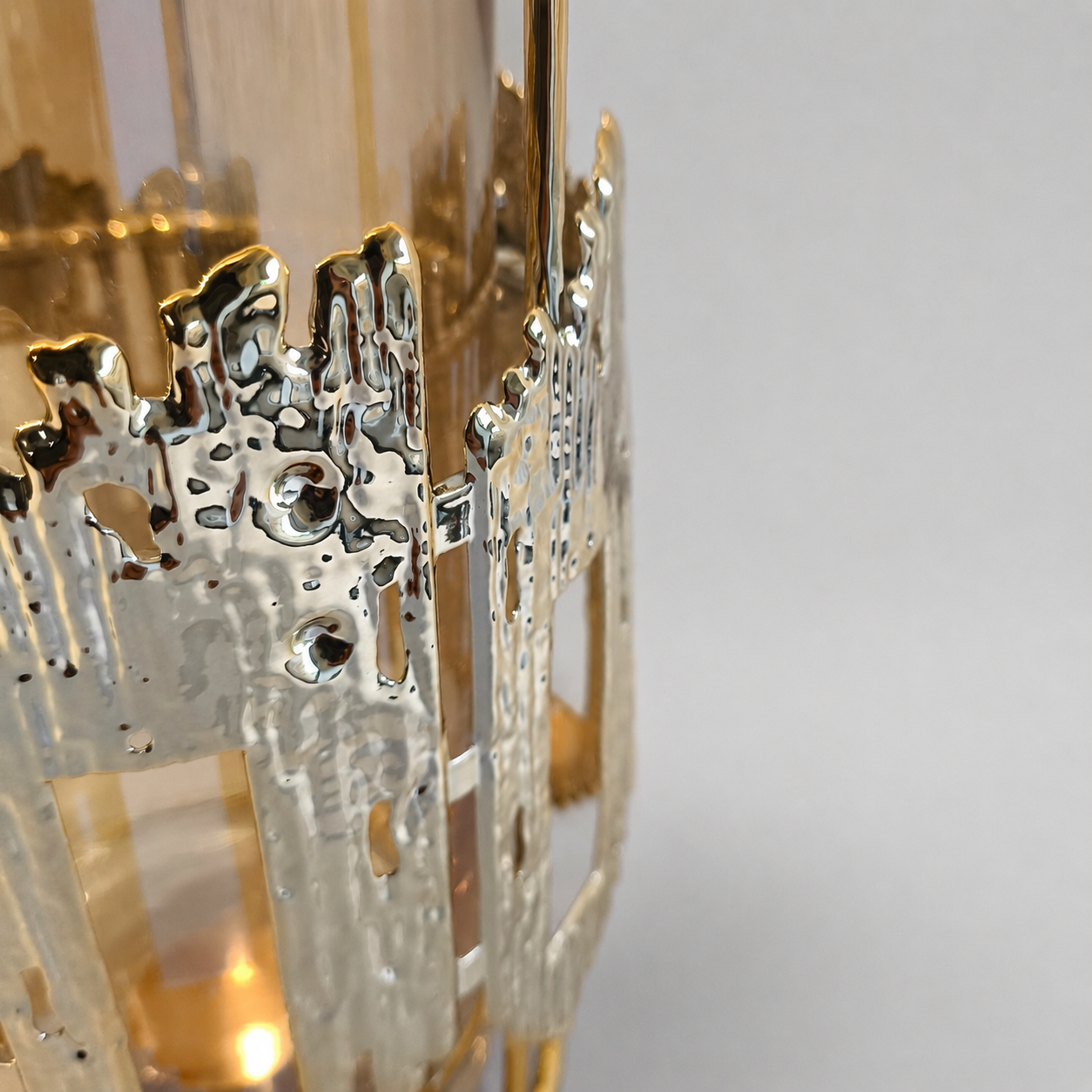 Portavelas Decorativo de Cristal Ámbar con Estructura Dorada y Plateada