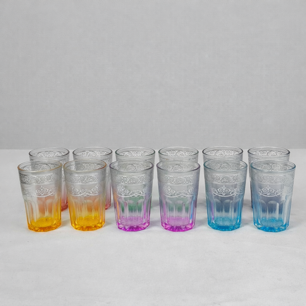 Conjunto de 12 copos em vidro com cores degradé e estampado floral.