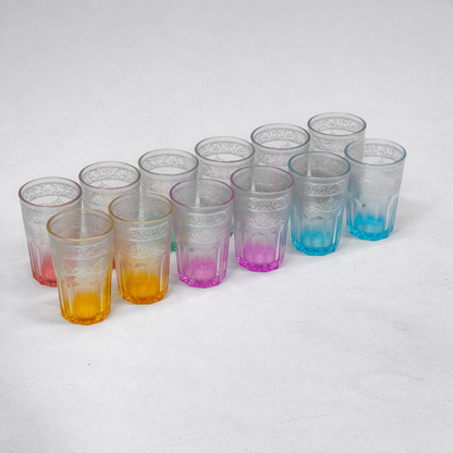 Conjunto de 12 copos em vidro com cores degradé e estampado floral.