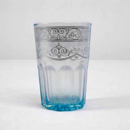 Conjunto de 12 copos em vidro com cores degradé e estampado floral.