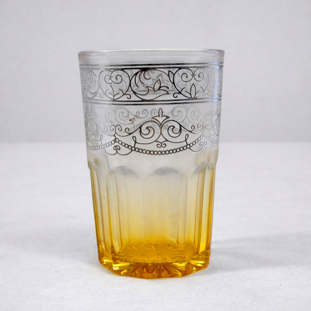 Conjunto de 12 copos em vidro com cores degradé e estampado floral.