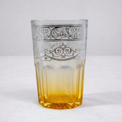 Conjunto de 12 copos em vidro com cores degradé e estampado floral.