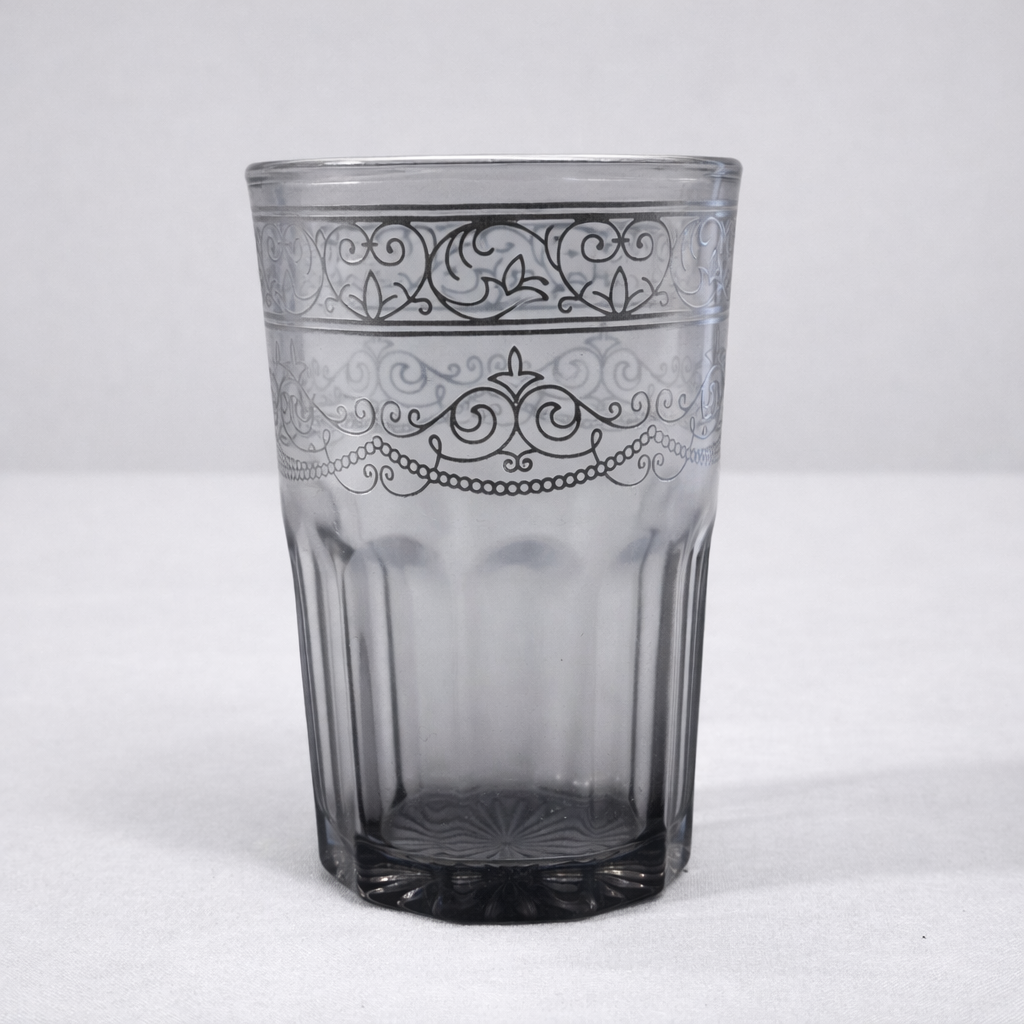 Conjunto de 12 copos em vidro com cores degradé e estampado floral.