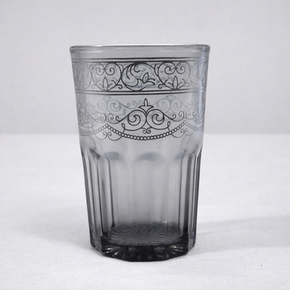 Conjunto de 12 copos em vidro com cores degradé e estampado floral.