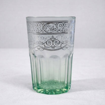 Conjunto de 12 copos em vidro com cores degradé e estampado floral.