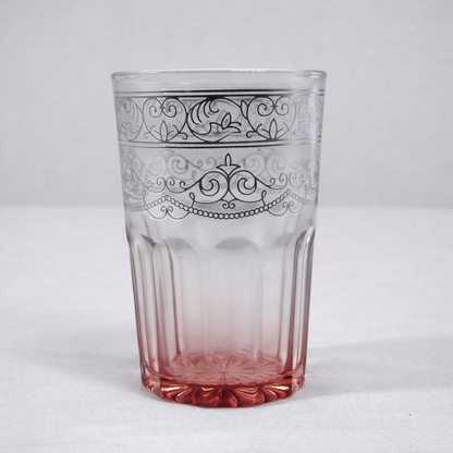 Conjunto de 12 copos em vidro com cores degradé e estampado floral.