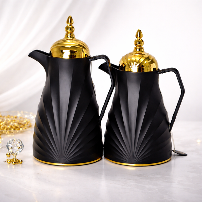 Conjunto de jarro térmico de design premium – Preto mate com tampa decorativa dourada