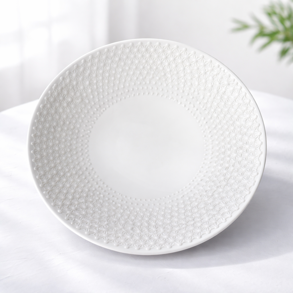 Plato Llano de Cerámica Blanca con Relieve Geométrico – Diseño Elegante y Minimalista