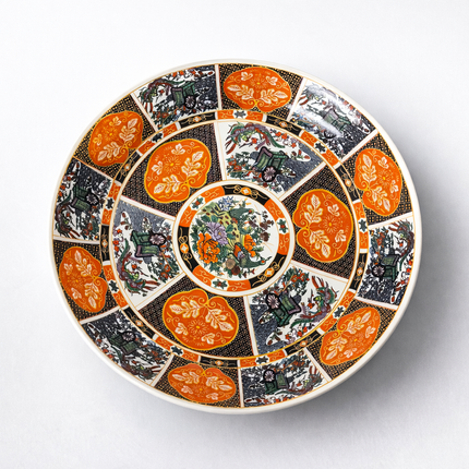 Prato fundo em cerâmica Tauss, decorado, 40,64 cm (16") – Desenho oriental clássico em tons de laranja e preto.