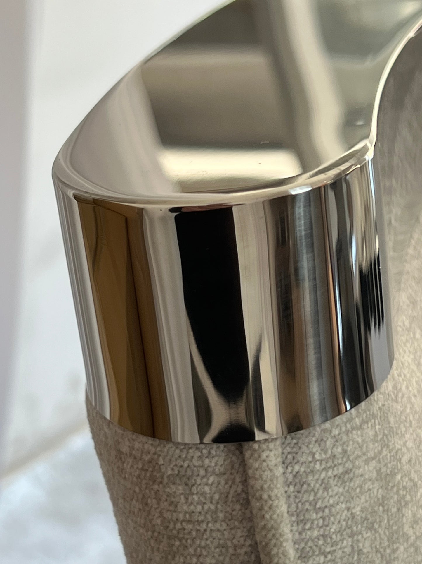 ✨ Silla MODELO NEFERTARI tapizada gris con acabado plateado– Elegancia moderna para tu hogar ✨