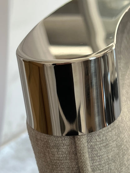 ✨ Silla MODELO NEFERTARI tapizada gris con acabado plateado– Elegancia moderna para tu hogar ✨