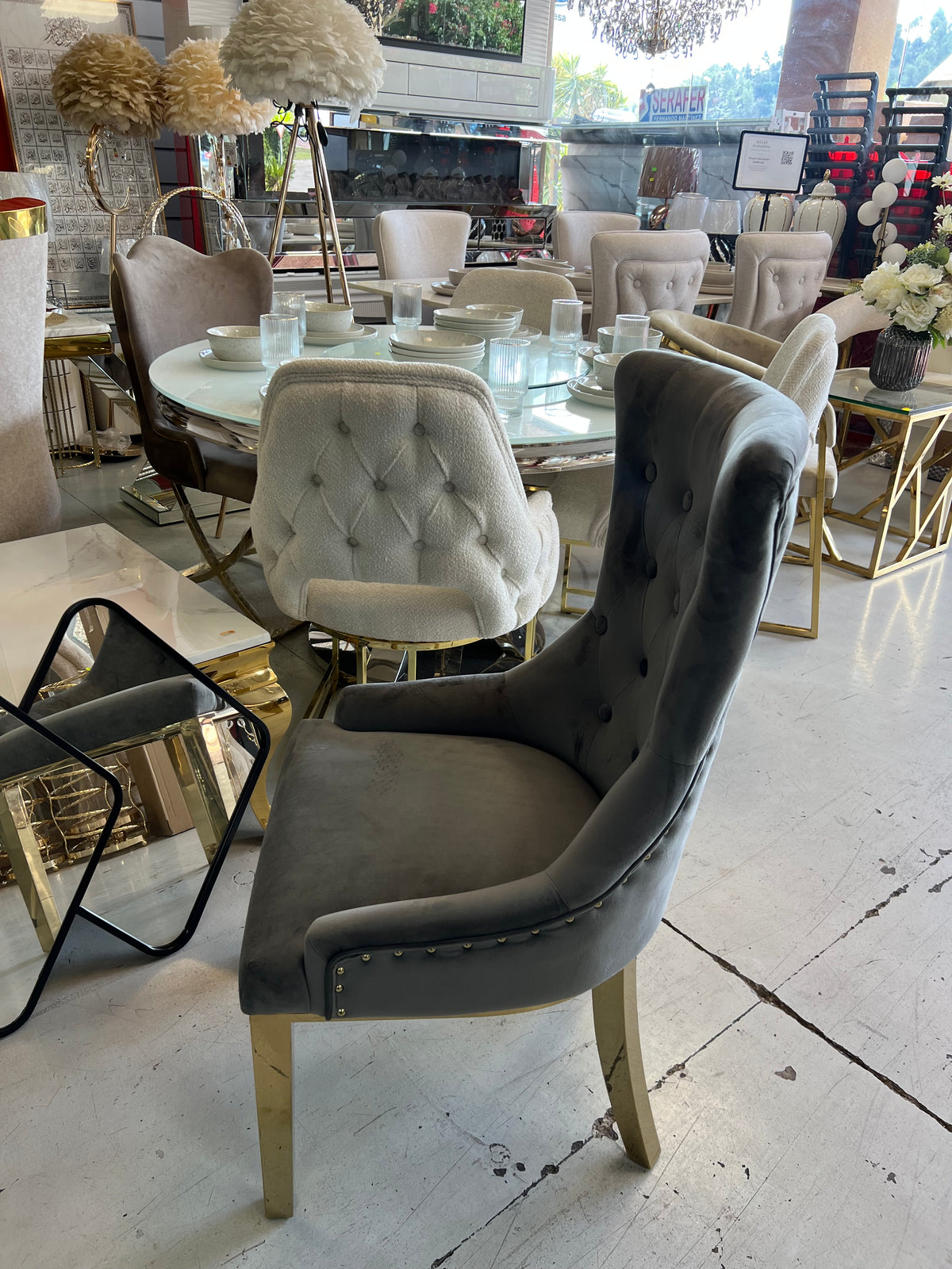 ✨ Silla MODELO leon tapizada gris oscuro con acabado dorado– Elegancia moderna para tu hogar ✨