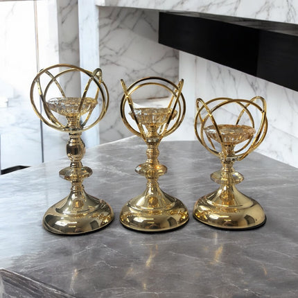 Conjunto de 3 castiçais decorativos em metal banhado a ouro com ponta de cristal lapidado.