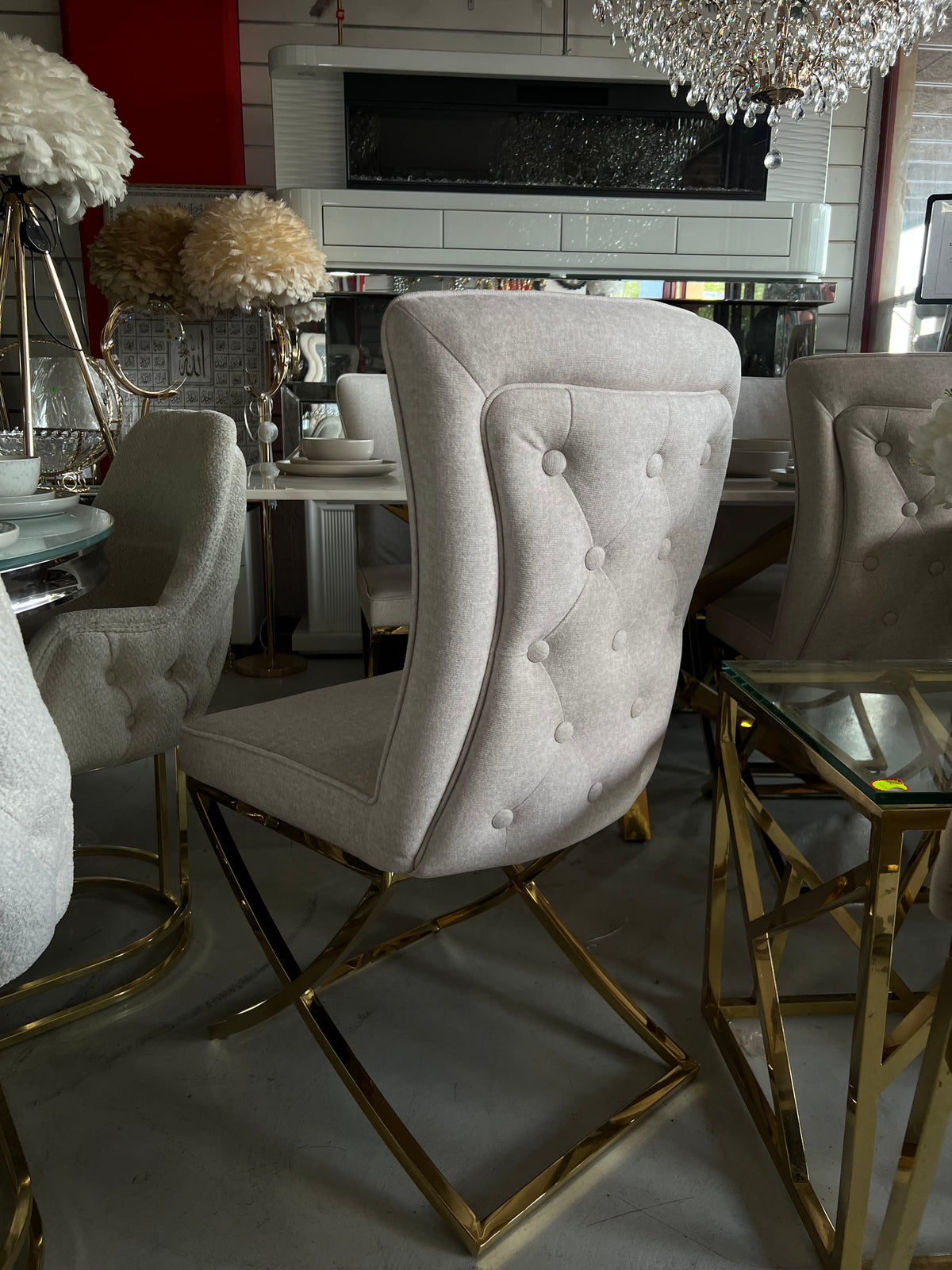 ✨ Silla MODELO CAPITONIO tapizada beige con acabado dorado – Elegancia moderna para tu hogar ✨