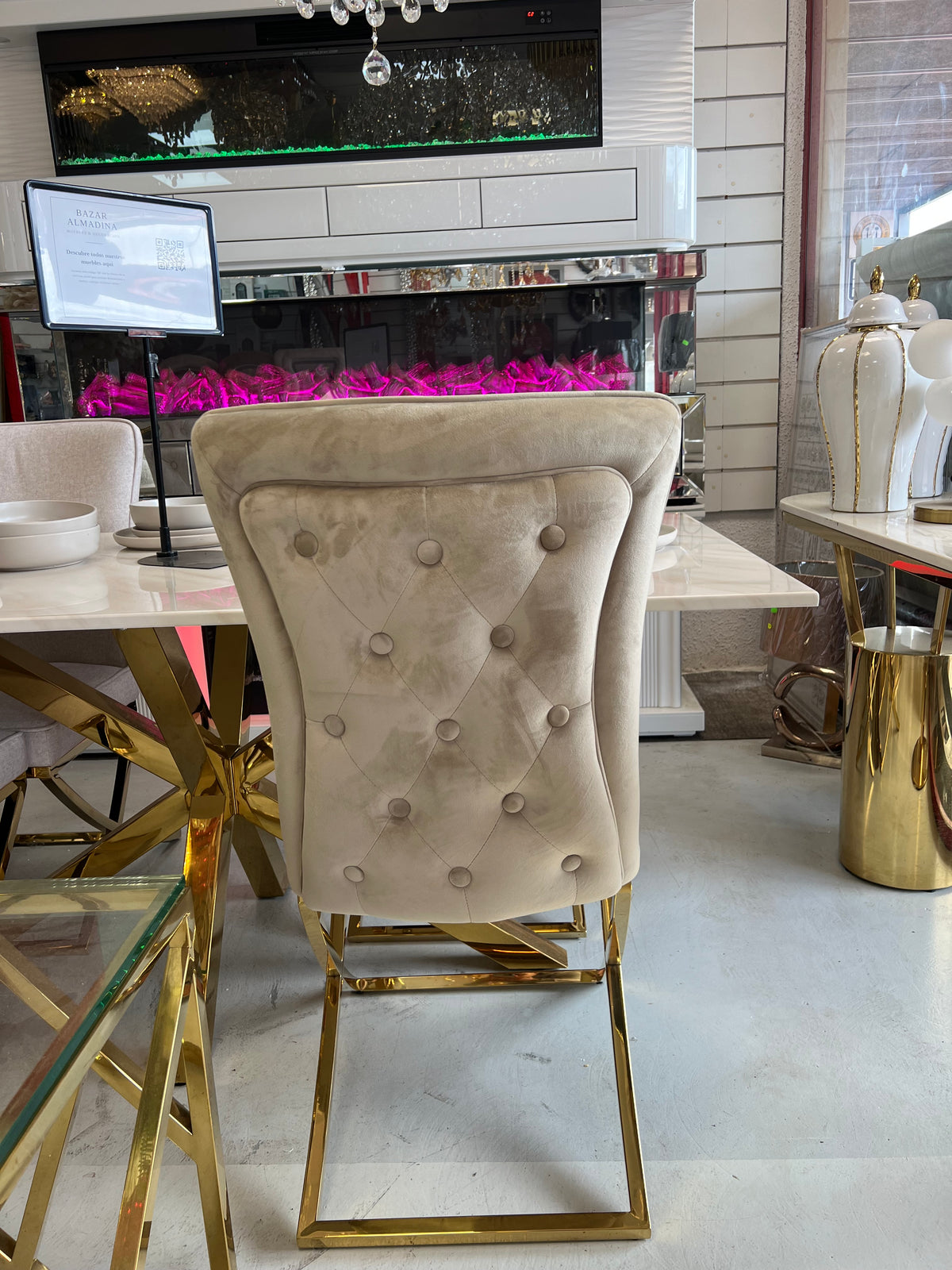 Silla Capitonio de terciopelo · Beige oscuro y gris