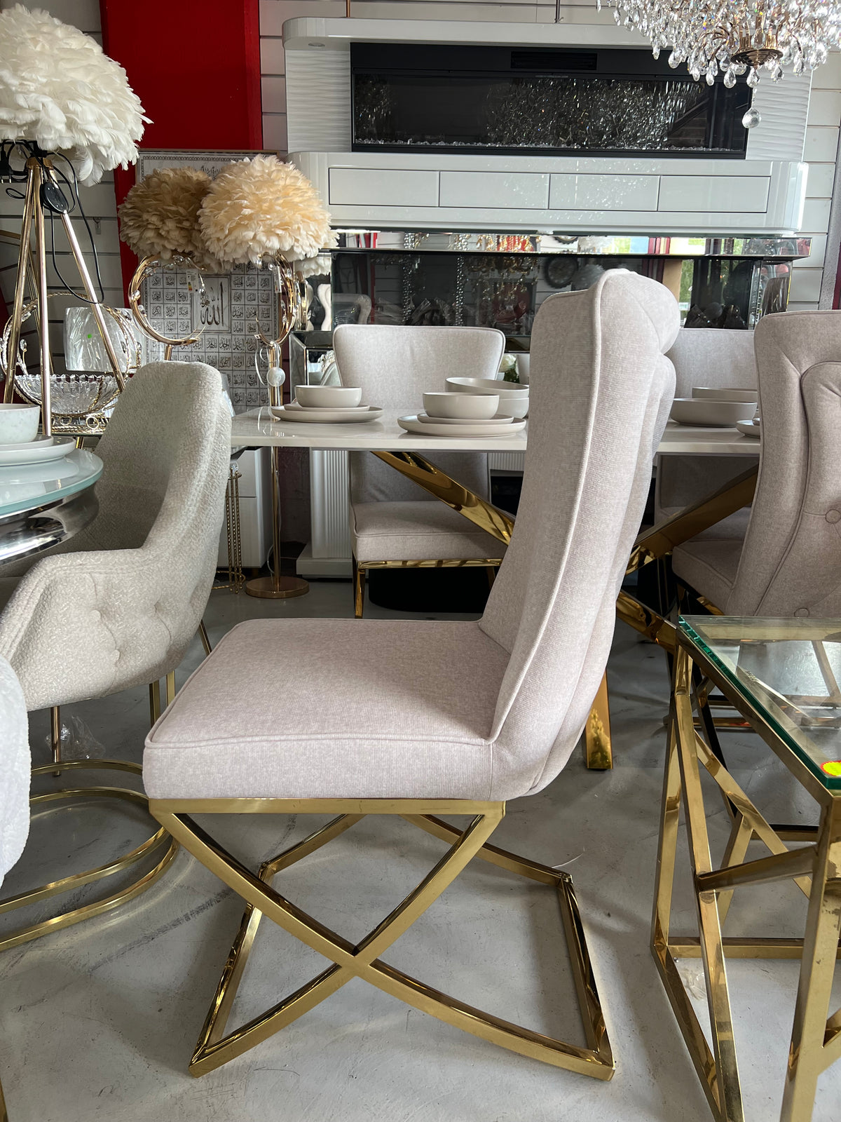 ✨ Silla MODELO CAPITONIO tapizada beige con acabado dorado – Elegancia moderna para tu hogar ✨