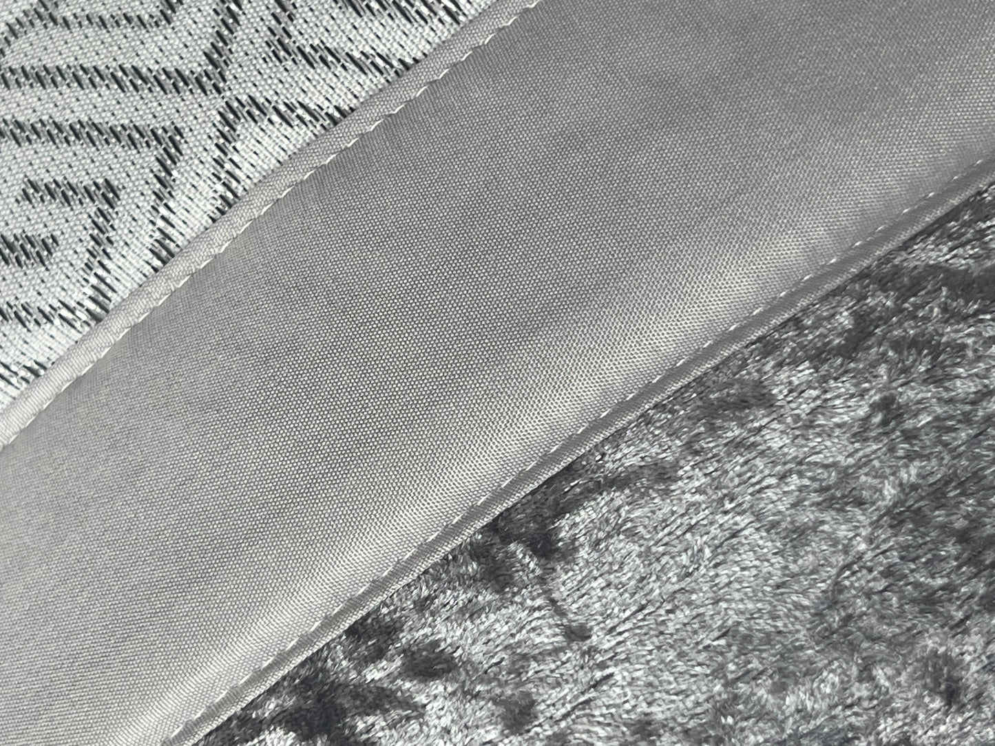 Colcha SUZY Elegante – Conjunto Decorativo con Tres Almohadas, 250 x 260 cm - COLOR GRIS CLARO